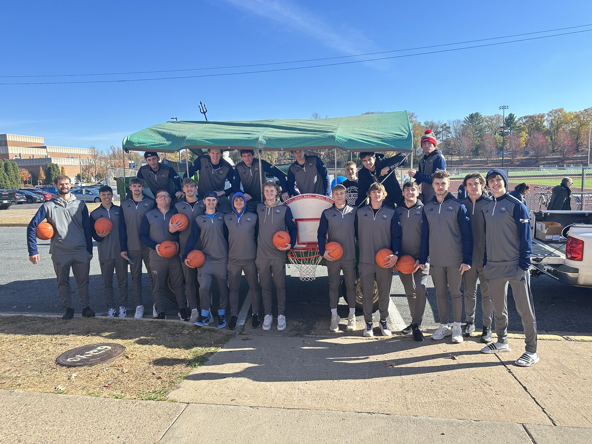 Guys had a great time mingling with the community as part of the homecoming parade last weekend!

#BleedBlue