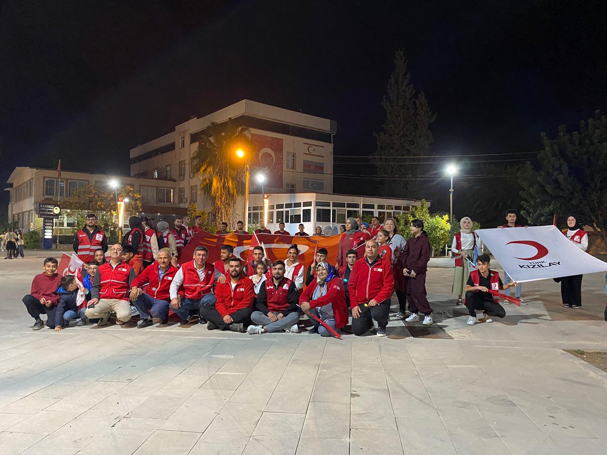 Cumhuriyetimizin Kuruluşunun 101. yıl dönümü kutlama etkinlikleri kapsamında, Kaymakamımız Sayın Erdinç DOLU ve eşi Kadirli Belediye Başkanı Mustafa Mert OLCAR, protokol üyeleri ve vatandaşların katılımıyla Cumhuriyet Bayramı Meşale Yürüyüşüne katılım sağladık. #sensizolmaz