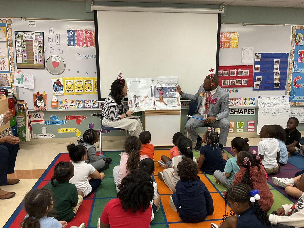 Orangebrook_El's tweet photo. Today was Principal O’Neal’s turn for Read for the Record @browardschools  special thanks to “Ms. Megan” @MeganTuretsky for the awesome butterfly headbands and joining in on the fun for our VPK students https://t.co/tzbBwmF07F