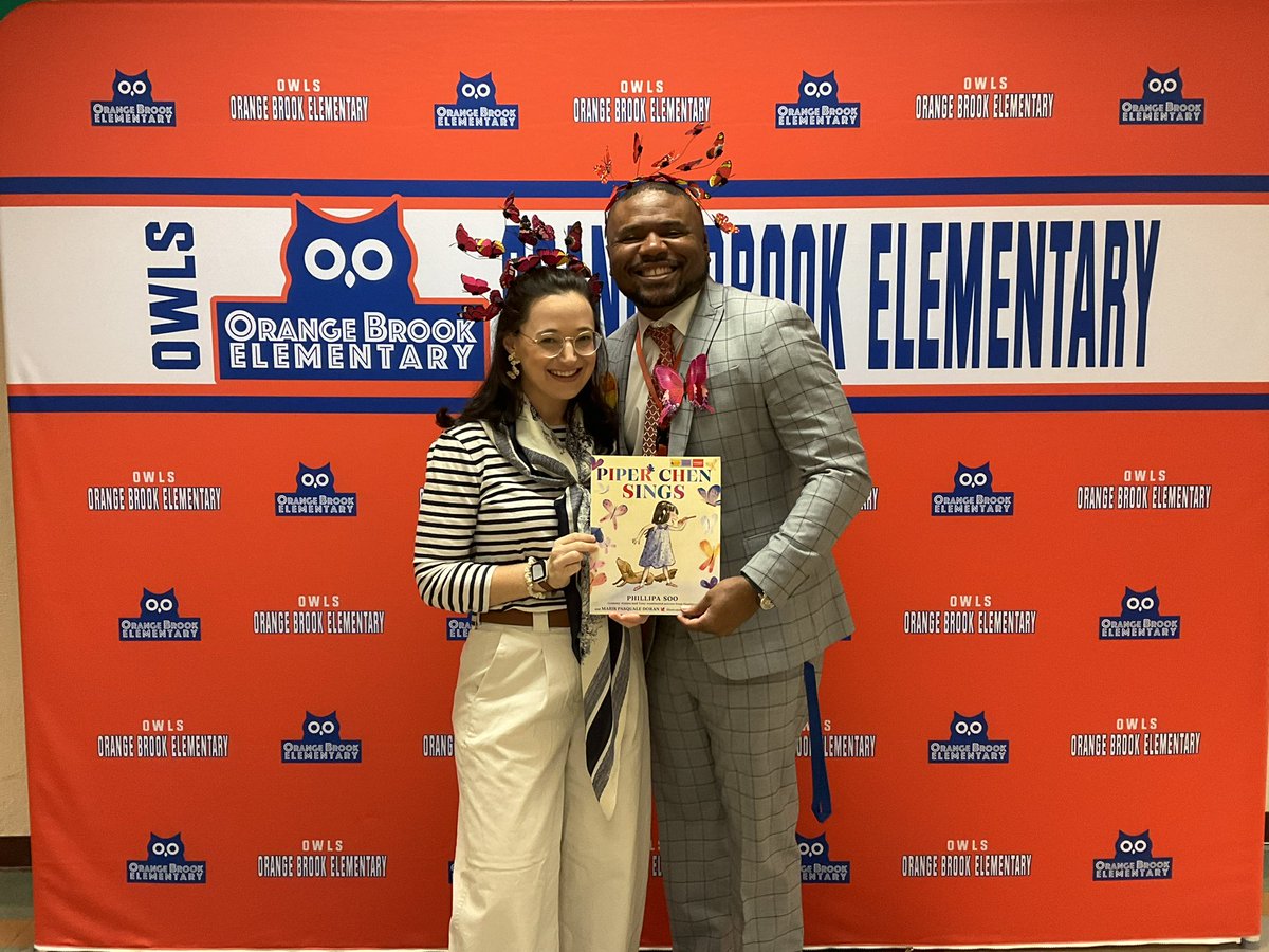 Orangebrook_El's tweet photo. Today was Principal O’Neal’s turn for Read for the Record @browardschools  special thanks to “Ms. Megan” @MeganTuretsky for the awesome butterfly headbands and joining in on the fun for our VPK students https://t.co/tzbBwmF07F