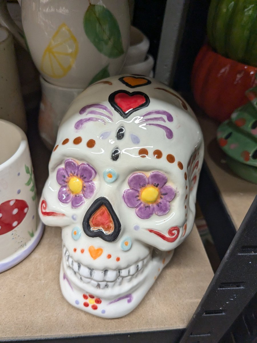 Half term is here 🖌️
What better way to celebrate #Halloween than painting your own decorations 🎃👻
Our pots start from £15 and all visitors are welcome to complementary hot or cold drinks ☕️

Book your space this half term -  🎨book.squareup.com/classes/mbtkr8…

#HalfTerm
#Staffordshire