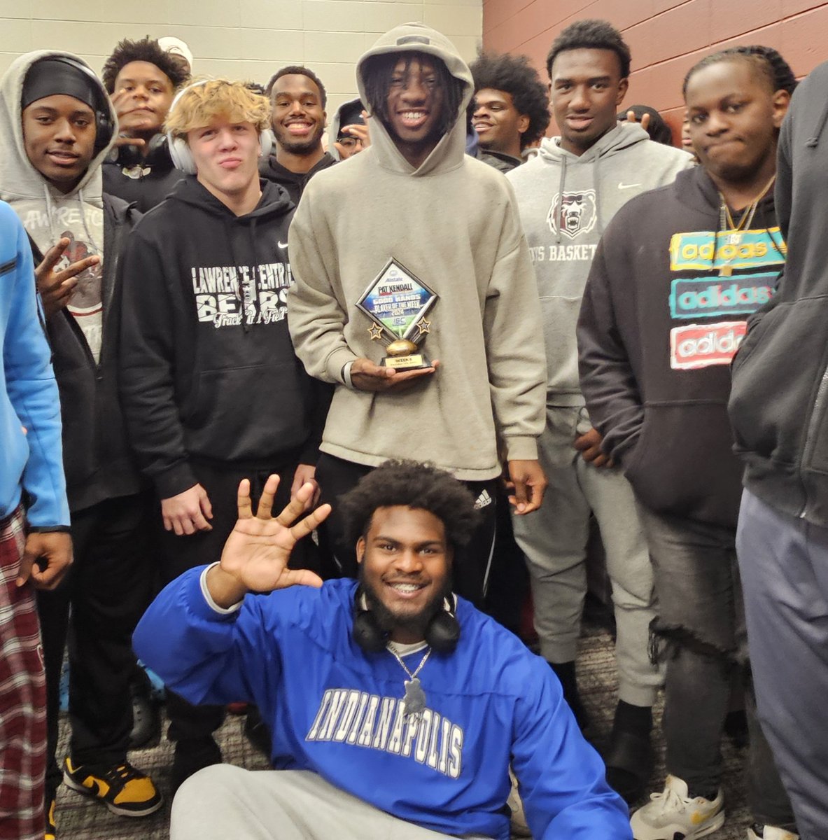 kendall_agency's tweet photo. Good Hands Player of the Week!!!
Tairiq Okocha - Lawrence Central High School
Chosen by ISC Sports Network
Presented by the Pat Kendall Insurance Agency
@tairiq_okocha @Coach_Patt34 @BigBearsLCFTBL @LCHSBears @iscsportsnet @gregrakestraw @INPreps
#GoodHandsPlayeroftheWeek https://t.co/wj9bMUMcBz