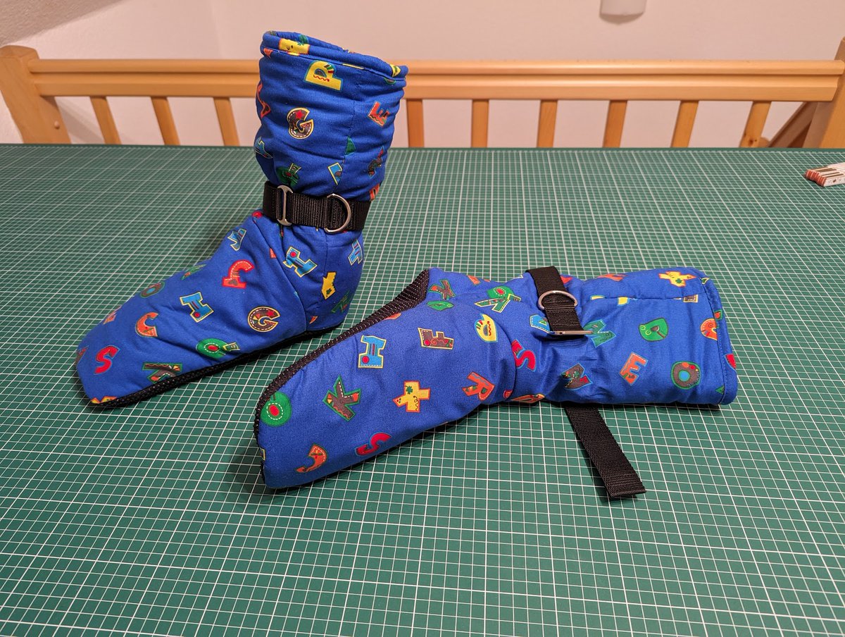 TheYarnFox's tweet photo. Pics from the sewing table:
Booties and mitts.

The mitts have build in fingers. 
The booties have an anti slip sole and removable inserts with spices.
Both are extra padded with 7 layers of cotton. https://t.co/8ZayFUPpWp