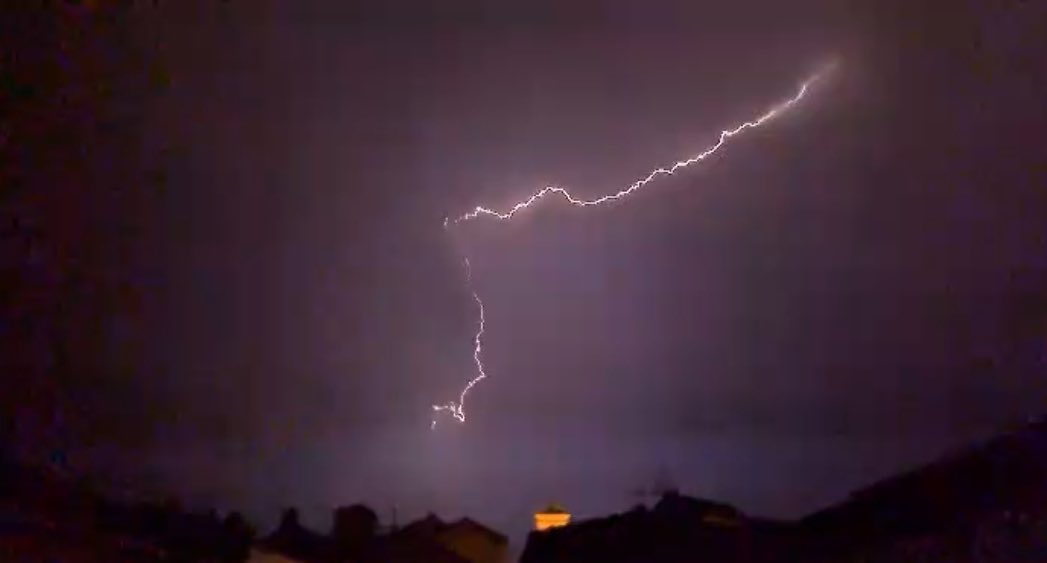 Asvogra's tweet photo. #Tormenta con viento y lluvia intensa en la #ComarcadeGuadix y #Marquesado (#Granada) ⛈️⚡️
@VOSTandalucia
@RemerGranada
@dipgra https://t.co/ACkELuW8h0
