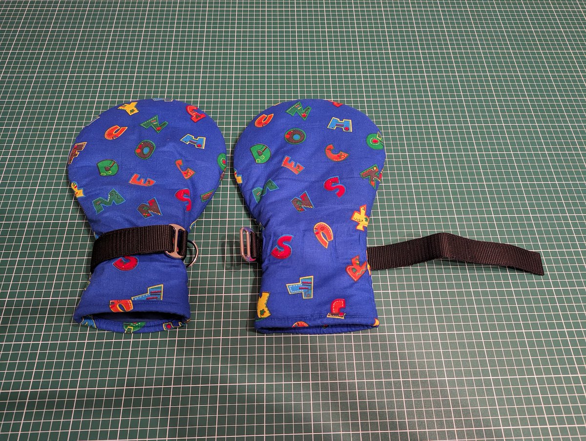 TheYarnFox's tweet photo. Pics from the sewing table:
Booties and mitts.

The mitts have build in fingers. 
The booties have an anti slip sole and removable inserts with spices.
Both are extra padded with 7 layers of cotton. https://t.co/8ZayFUPpWp