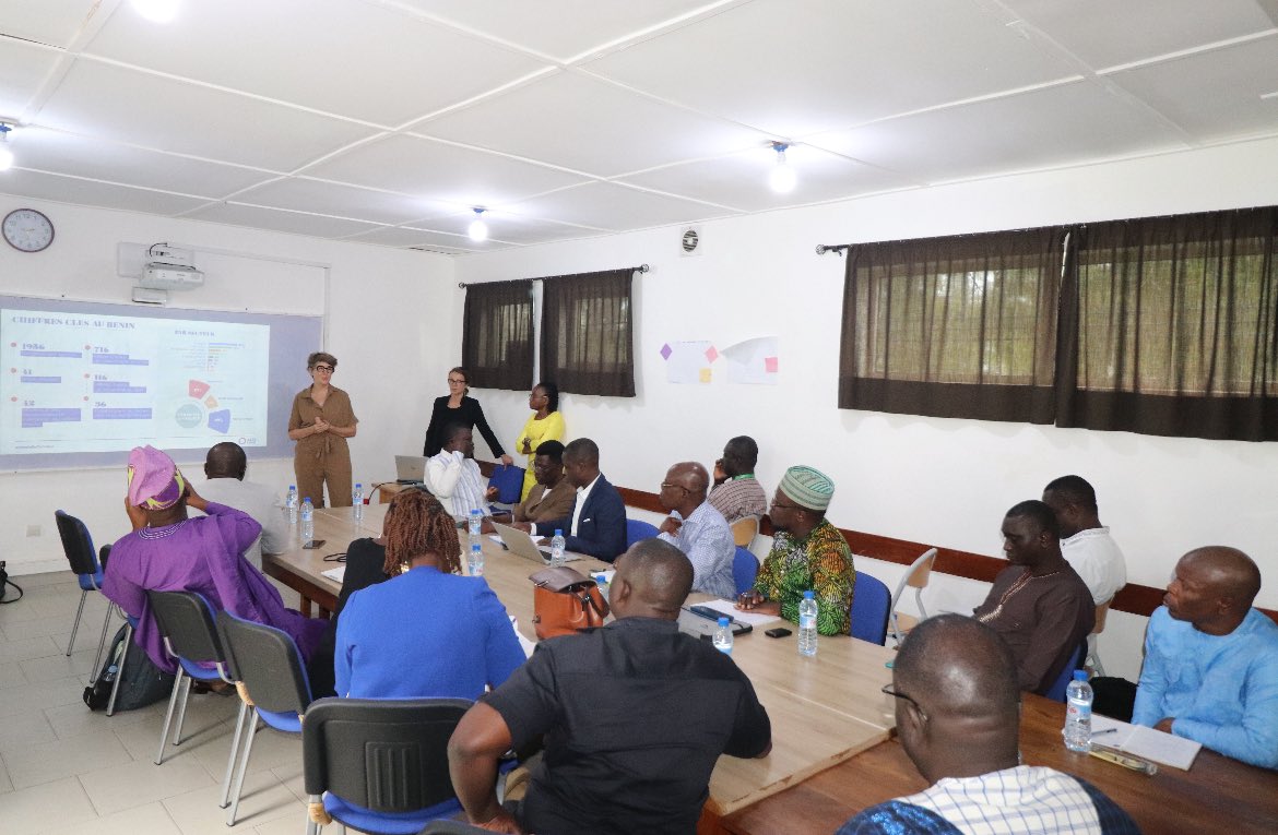 WeisgerberLaure's tweet photo. Riches échanges avec la société civile. Au #Bénin, l’@AFD_France accompagne 42 initiatives d’#OSC à hauteur de 12,3M€, dont 3 portées en direct par des OSC locales. 
Des acteurs clé, au plus près des besoins des populations, qui nous aident aussi à faire évoluer nos pratiques https://t.co/isWagDiJ0r