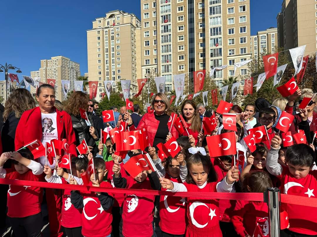 BulutGezen's tweet photo. Büyük Önderimiz Mustafa Kemal Atatürk ve silah arkadaşlarını minnetle anıyoruz. Yaşasın Cumhuriyet!🇹🇷🇹🇷🇹🇷
#Cumhuriyetimizin101Yılı https://t.co/4djbdX6dGu