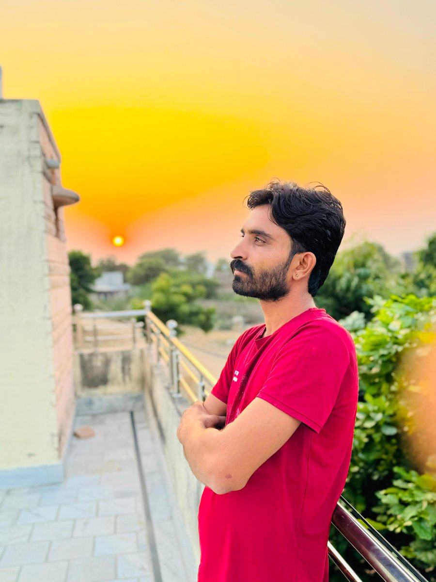 mahisodharj04's tweet image. मैं हमेशा बागी रहूंगा उन महफिलों का..!
जहां शौहरत तलवे चाटने से मिलती हों.....!!
#rajput #Barmer #rj04