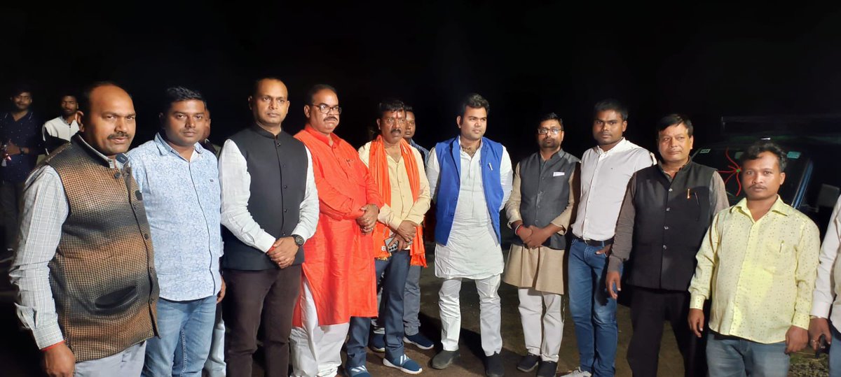 बड़कागाँव विधानसभा भाजपा प्रत्याशी श्री रौशन लाल चौधरी जी के साथ देर रात समाज के विभिन्न वर्गों के सम्मानित लोगों के साथ चुनाव पर विस्तार से चर्चा हुआ I