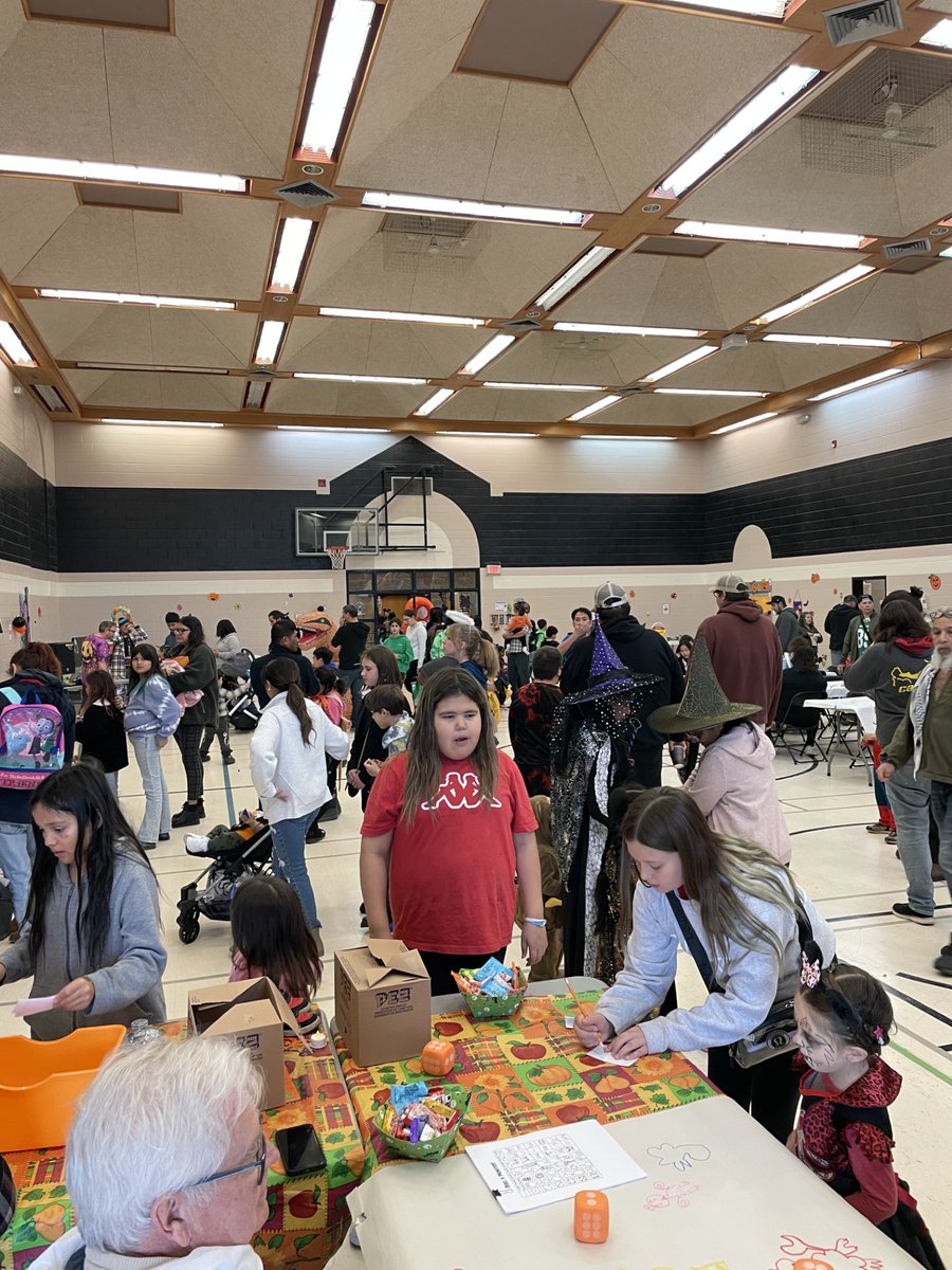 UnitedWayRegina's tweet photo. Family Literacy Hub joined the howling fun at Al Ritchie Community Centre! 🎃 Families guessed candies 🍬, designed monsters 👹, picked Halloween books 📚, and enjoyed face painting 🎨, balloon art 🎈, a costume giveaway 👗, and an epic magic show! 🎩✨ #FamLitHub https://t.co/LzokSGBeab