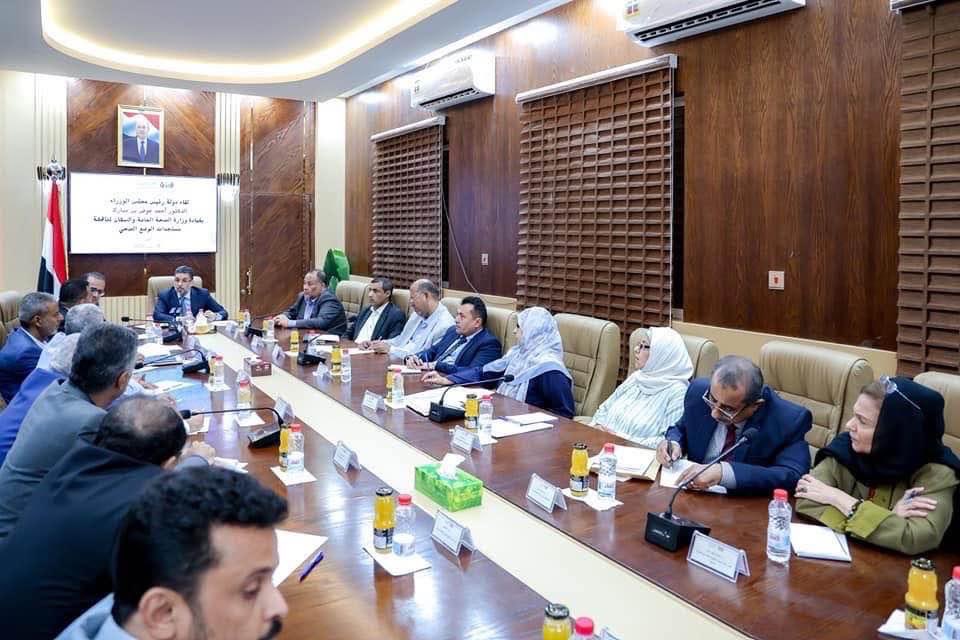 رئيس الوزراء يزور وزارة الصحة العامة والسكان ويرأس اجتماعاً لقيادات الوزارة .

facebook.com/share/15CvuR13…