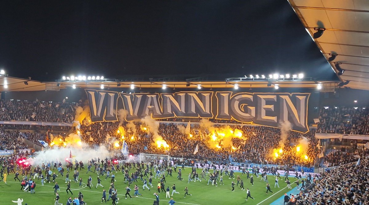 🥇🏆 Den här smällde hemmasupportrarna upp med några minuter kvar. Grattis Malmö FF, svenska mästare!