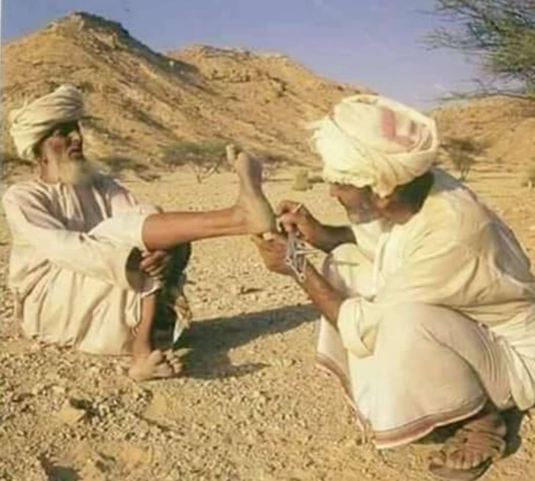 في زمانهم ينزعون الأشواك لبعضهم البعض... وفي زماننا يغرسون الأشواك لبعضهم البعض... ما أروع زمانهم وما أقبح زماننا.