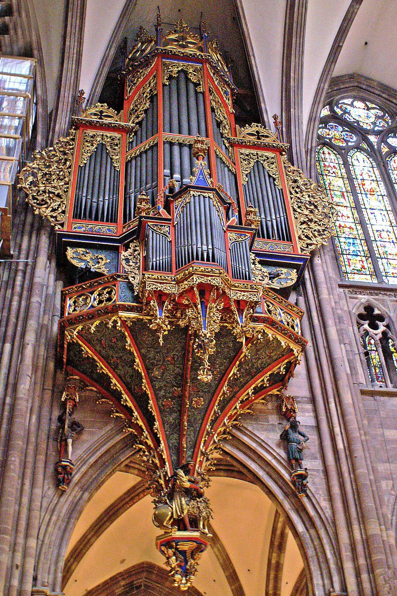 Hier après-midi j’ai appris que sur le grand orgue de la cathédrale de Strasbourg, les personnages qui figurent en dessous sont en fait des marionnettes qu’on actionnait jadis lors des fêtes de carnaval, y compris pendant l’office pour contredire le prédicateur ?? 😂😭