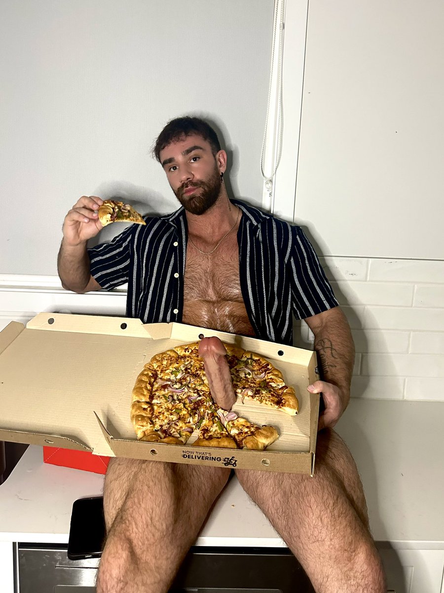 skylerflexes's tweet photo. Pizza toppings or me topping 😋 https://t.co/CNlNAksY0s