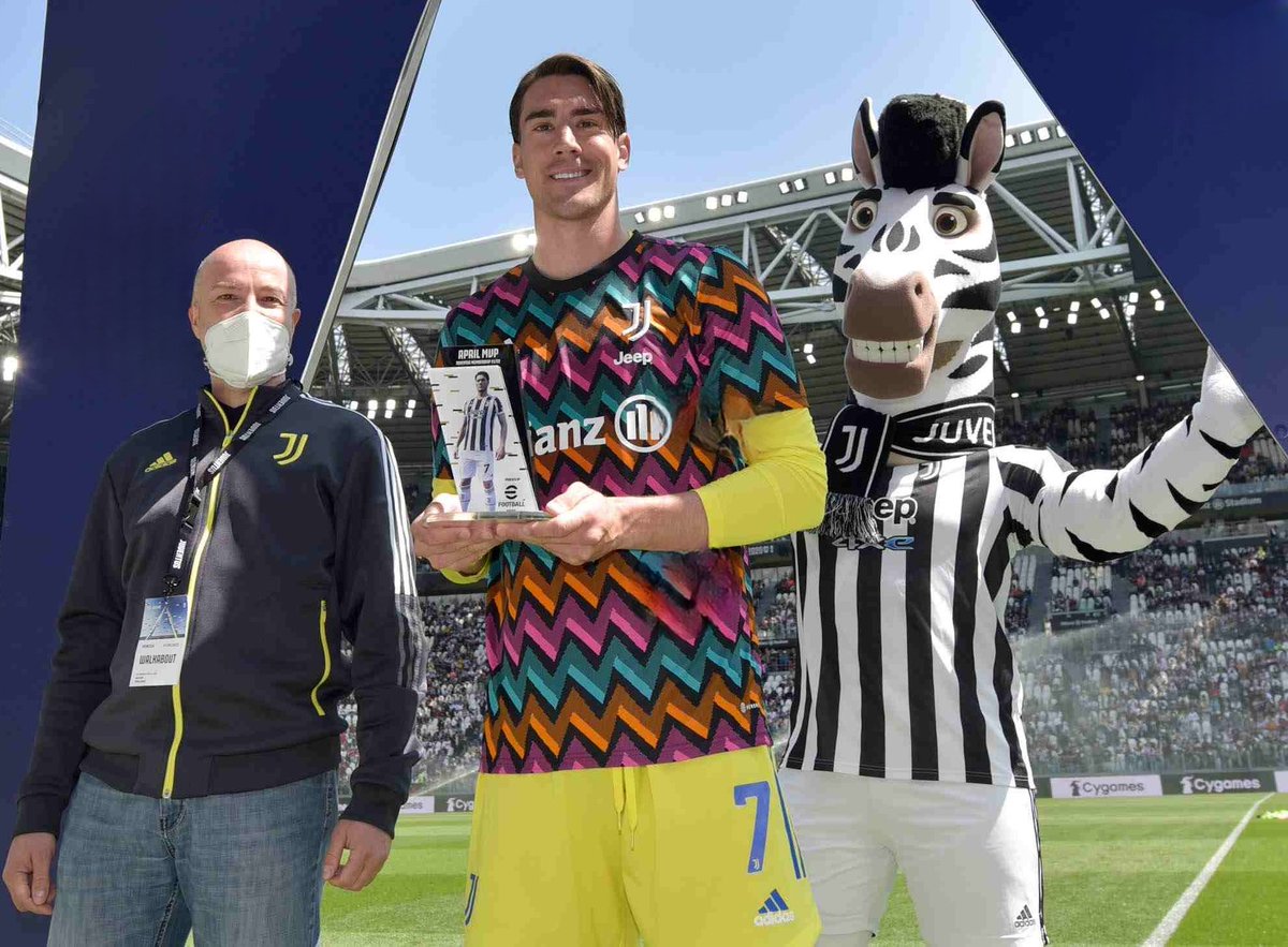 PadruventusSFC's tweet photo. Felicitamos a Dusan Vlahovic por ser el primer jugador en la historia de esta competencia en ser elegido para el TOTW formando parte de un equipo de nuestro entrenador.

#ForzaJuve🦓⚡ https://t.co/6DiPyIHKD3