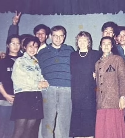 CollinRugg's tweet image. NEW: Tim Walz had a secret relationship with a Chinese Communist official&apos;s daughter who says Walz treated her &quot;like a prost*tute.&quot;

59-year-old Jenna Wang tells the Daily Mail that she had a secret relationship with Walz.

Wang says she met Walz when she worked as an English…