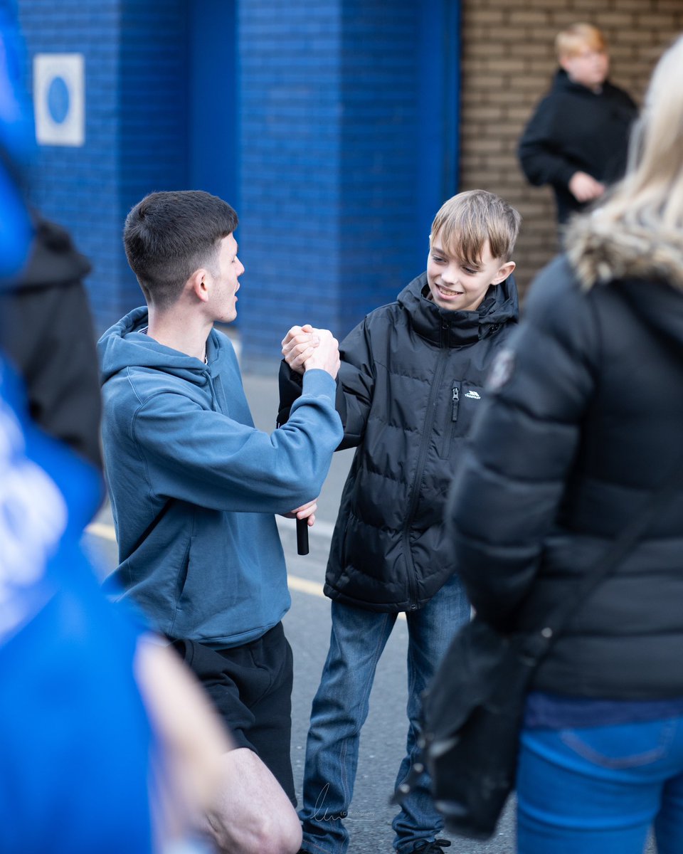 lewiswguy's tweet photo. Got to the ground quite early on Saturday and there was a much quieter, calmer atmosphere than normal. 

@st1llryan chatting to everyone, kids lining up to get their photo with him, an artist sketching the main stand, families raising vital funds for @ZoesPlaceLiv https://t.co/X9A6yi9jZp