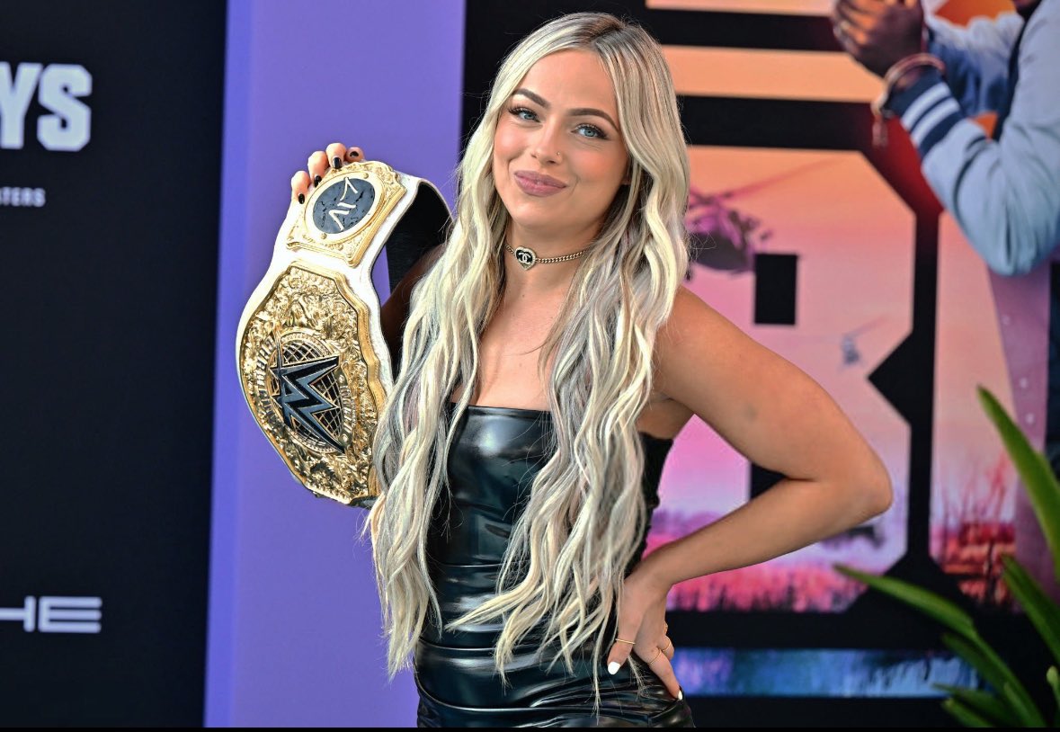 thepeachy16's tweet photo. #MondayNightLiv Beautiful Talented Irresistible @YaOnlyLivvOnce https://t.co/rfHFxmnmvd