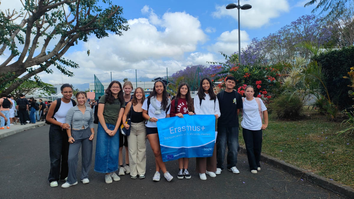 IesSuarez's tweet photo. Nuestras alumnas ya se encuentran en Lycée Roland Garros, de Le Tampón , Isla Reunión, (Francia). Comienza la aventura!!!!
"Cambiando Vidas, Abriendo Mentes" #movilidadeserasmus, #movilidadlargaduracion, #acreditacionerasmus, #sepiegob, #abriendomentes #construyendoeuropa https://t.co/pkpHjcTM1L