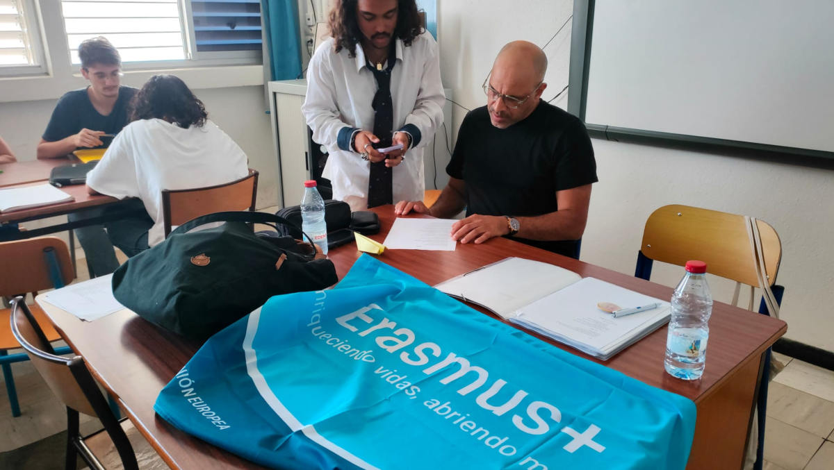 IesSuarez's tweet photo. Nuestras alumnas ya se encuentran en Lycée Roland Garros, de Le Tampón , Isla Reunión, (Francia). Comienza la aventura!!!!
"Cambiando Vidas, Abriendo Mentes" #movilidadeserasmus, #movilidadlargaduracion, #acreditacionerasmus, #sepiegob, #abriendomentes #construyendoeuropa https://t.co/pkpHjcTM1L