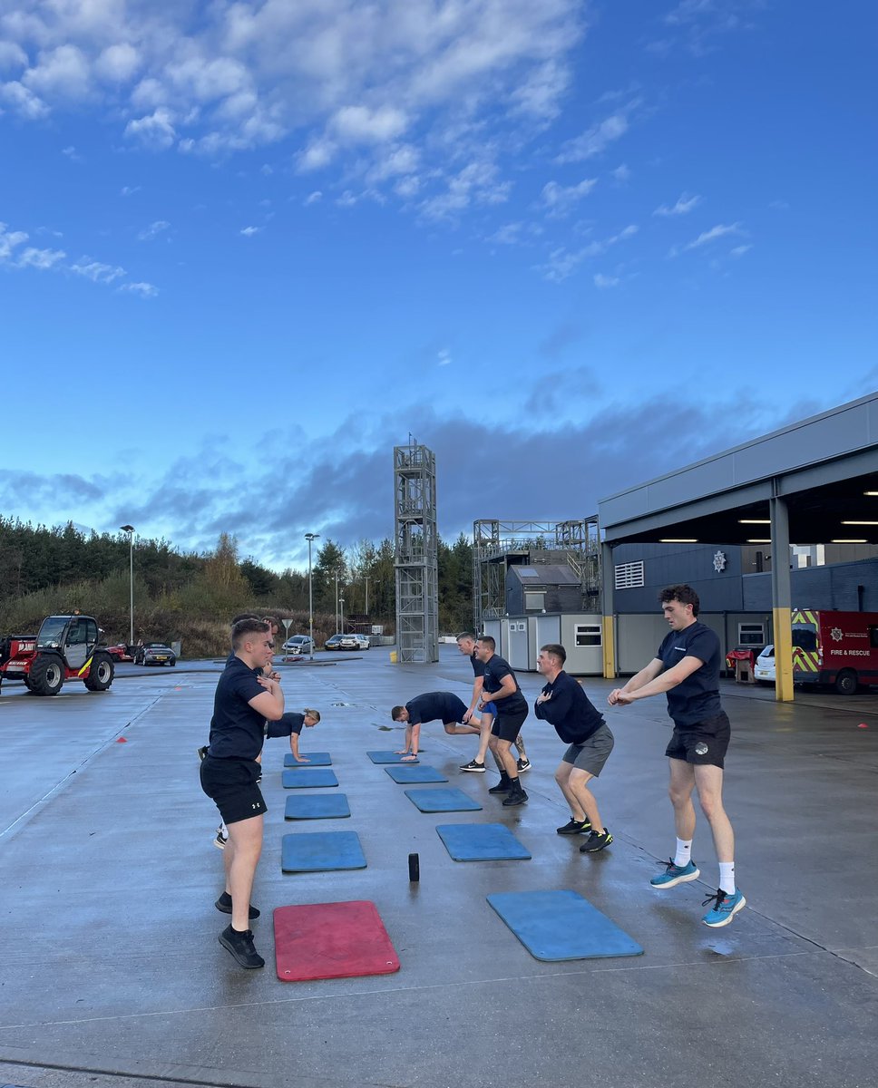 Tough endurance session this morning for the <a href="/CDDFRS/">County Durham & Darlington Fire & Rescue Service</a> recruits. Great way to start the week! 💪#firefit