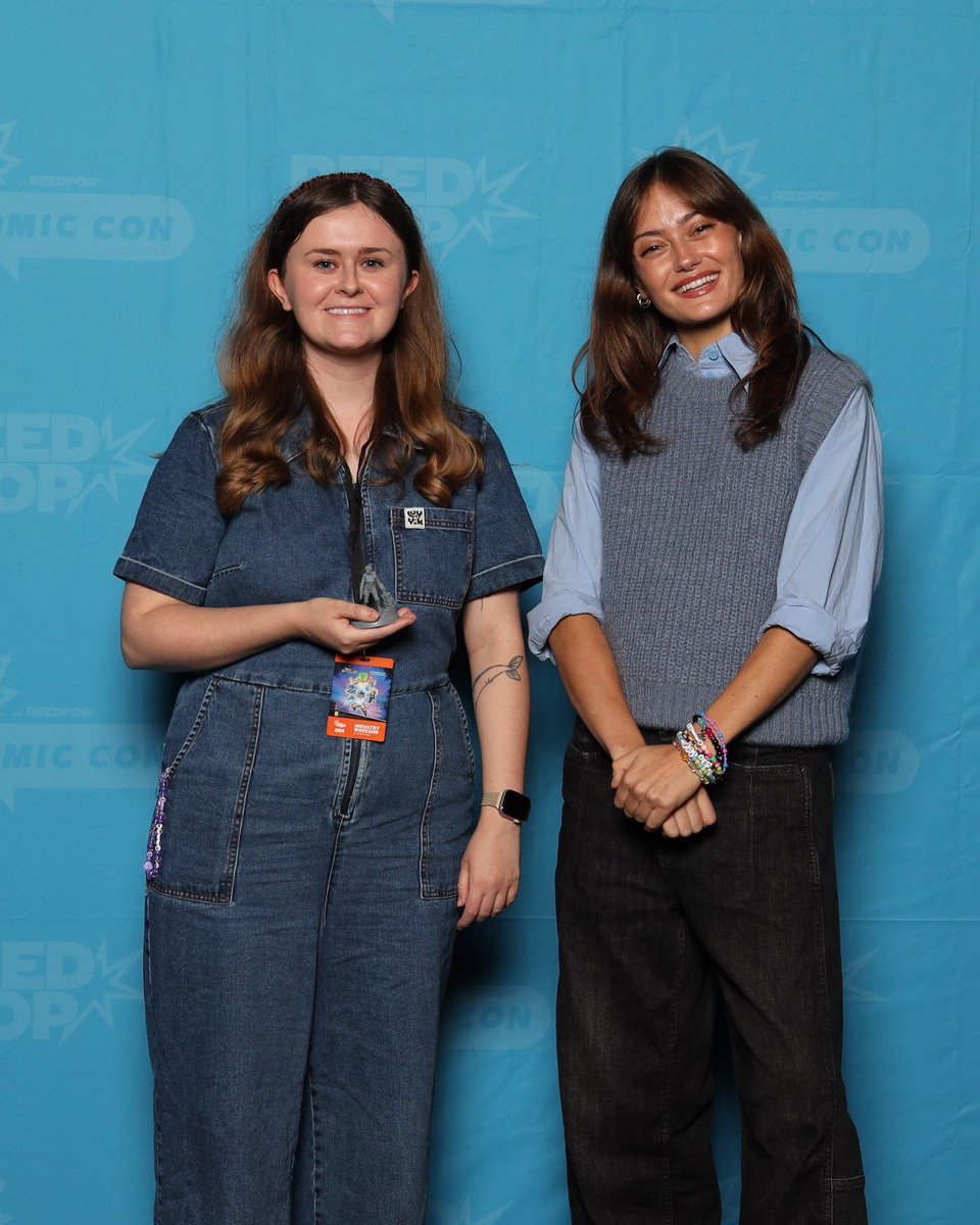 Modiphius's tweet image. This weekend at MCM our PR manager @sophlizmay got the opportunity to present Ella Purnell (Lucy on Fallout the tv show) with a custom large print of our Lucy miniature from the Hollywood Heroes miniatures box set! 😉👍 #Fallout #minipainting #modiphius