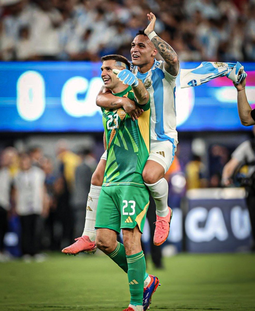 paseclave__'s tweet photo. “Gracias al Toro, que metió el gol en la final”.

Así cerró Dibu Martínez su discurso tras ganar nuevamente el Trofeo Lev Yashin, luego de que el Toro le entregue el premio.

ARGENTINA EN LA CASA, PAPÁ. 🇦🇷🥹 https://t.co/XZzRckNBky