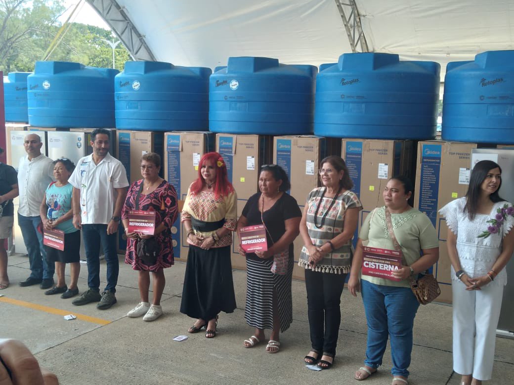 Maxima989FM's tweet photo. Encabeza la gobernadora del estado, @LaydaSansores San Román la entrega de equipamiento de cisternas y refrigeradores del programa Hogares en Bienestar y apoyos del programa inclusión productiva 2024 en Carmen.

#Máxima989 #CdDelCarmen #Campeche https://t.co/b1pkNNsKiK