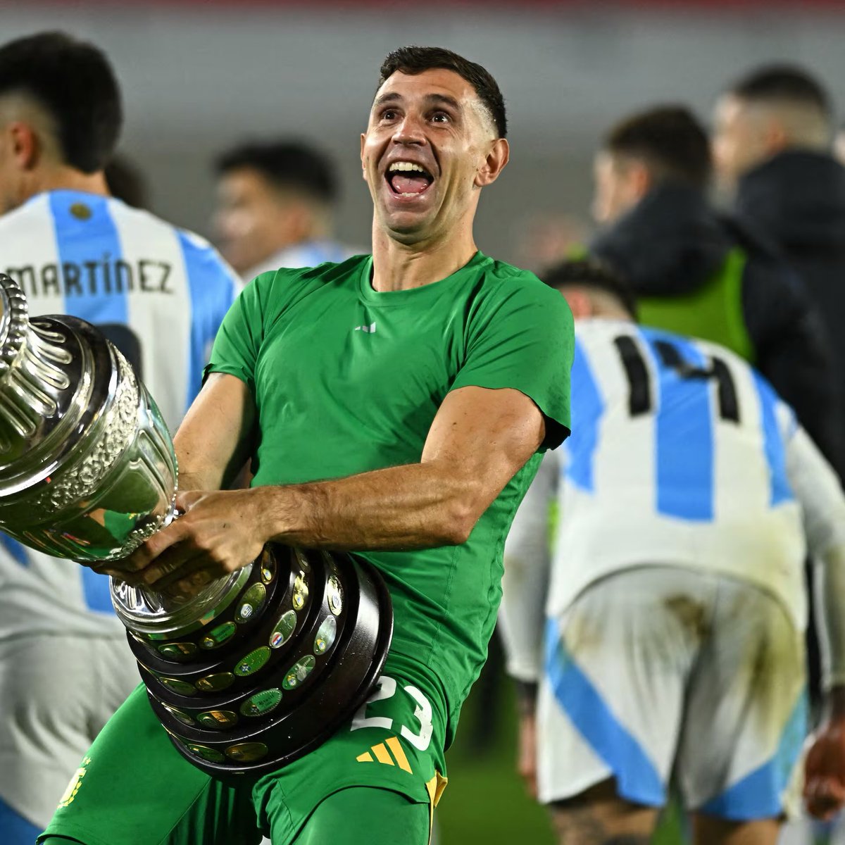 L’image et le « fair-play », ça compte plus ? 

Je pensais qu’on ne récompensait pas les joueurs détestables ? 

Je pensais que l’image du football c’était important ? 

À moins que Vini soit trop…fin non laissez. 

Un avis noyé dans la mer ! 🫡