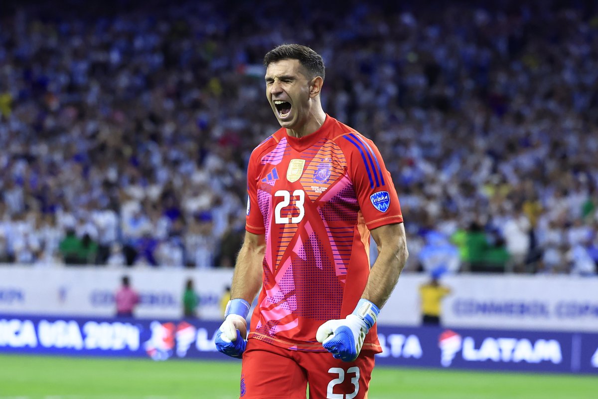 TyCSports's tweet photo. EL MEJOR ARQUERO DEL MUNDO, SIEMPRE. EMILIANO DIBUJITO MARTÍNEZ. #BalónDeOro. https://t.co/86KCQFVwzg
