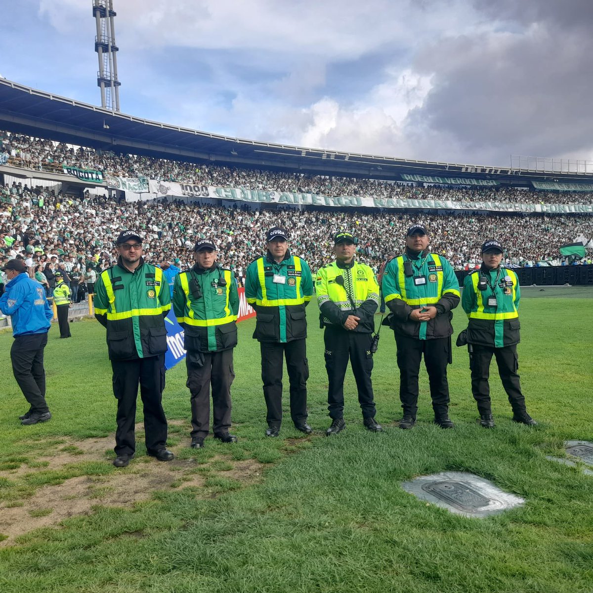 PCMMEBOGOFICIAL's tweet photo. Este fin de semana, estuvimos presentes brindando apoyo y seguridad a todos los aficionados. A través de un despliegue de prevención y acompañamiento, garantizamos un ambiente seguro para que cada asistente disfrutara de los encuentros deportivos. #DiosYPatria  #BeatPlay https://t.co/j9GA9HH8HH