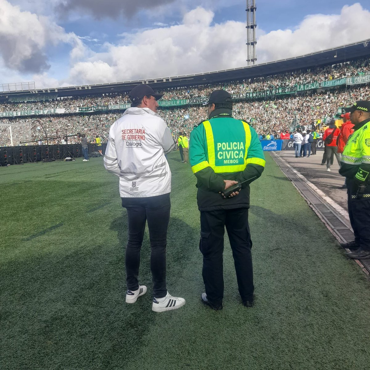 PCMMEBOGOFICIAL's tweet photo. Este fin de semana, estuvimos presentes brindando apoyo y seguridad a todos los aficionados. A través de un despliegue de prevención y acompañamiento, garantizamos un ambiente seguro para que cada asistente disfrutara de los encuentros deportivos. #DiosYPatria  #BeatPlay https://t.co/j9GA9HH8HH