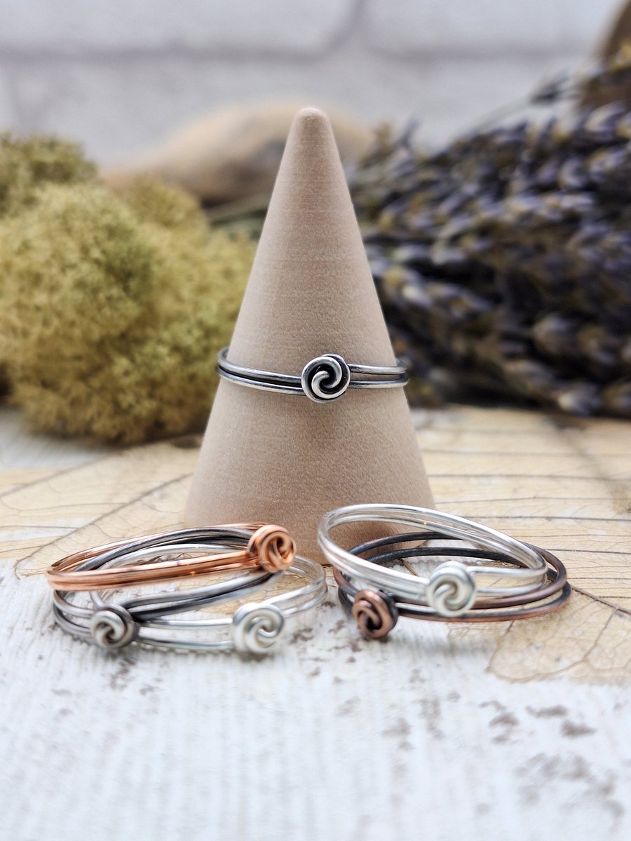 TwistedKittyArt's tweet photo. Simple wire wrapped rose twist stacking rings, available in copper, silver filled and sterling silver wire. Available in my Etsy store.
#stackingrings #silverring #wirewrapping #wirewrap #jewelleryartist #copperring #rosedesign #twistedwire #rose #ring https://t.co/vbx8MRh1zW