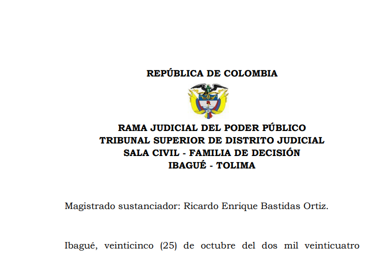 JurisprudenCol's tweet photo. La acción reivindicatoria 

Y aunque ciertamente la jurisprudencia de la Alta Corporación ha relevado de prueba al actor cuando el demandado admite ser el poseedor del inmueble, o cuando éste plantea la excepción de prescripción extintiva o bien la adquisitiva en la contestación del libelo de la reivindicación, lo que basta para tener por establecido el requisito de la posesión, tal confesión debe ser explícita o en su defecto, debe obrar de forma indubitable, precisamente porque se ciñe a las precisas reglas que para la confesión el estatuto procesal implantó, pues no solo impacta el requisito de la posesión sino que, salvo discusión al respecto, también el de la identidad del inmueble objeto de la Litis.

En todo caso, si la interpretación del fenómeno habilitara para auscultar en la extinción del derecho por la vía de la prescripción ordinaria, a modo de ilustración, pertinente resulta establecer que la acción reivindicatoria no es susceptible de extinguirse por el paso del tiempo, en tanto, ni corre en su contra la prescripción ni se sanciona con caducidad, pues ésta al ser inherente al derecho de dominio subsiste mientras el mismo también lo haga, entendimiento jurisprudencial que se ha asumido así:

“La mera pasividad del titular, no acarrea, per se, la pérdida de la potestad dominical, pues tal circunstancia sólo puede tener ocurrencia si una persona distinta al dueño ha ganado el respectivo bien por usucapión, al haberlo poseído por el tiempo y en las condiciones previstas en la ley, 

Es decir, mientras el propietario mantenga su condición de tal, lo que depende, se reitera, de que otra persona no se haya hecho al dominio en la forma indicada, aquel está asistido de la facultad de perseguir el bien del que es dueño y de recuperarlo en manos de quien lo tenga, para lo cual cuenta siempre con la acción reivindicatoria, prerrogativa que, por ende, no se extingue por el simple hecho de no haberse ejercitado tal potestad en cierto período de tiempo, sino solamente como consecuencia de la pérdida del derecho de propiedad, porque otro lo haya ganado por virtud de la usucapión”

En lo que a frutos concierne, véase lo previsto por el artículo 964 del Código Civil: “El poseedor de mala fe es obligado a restituir los frutos naturales y civiles de la cosa, y no solamente los percibidos sino los que el dueño hubiera podido percibir con mediana inteligencia y actividad, teniendo la cosa en su poder. Si no existen los frutos, deberá el valor que tenían o hubieran tenido al tiempo de la percepción; se considerarán como no existentes lo que se hayan deteriorado en su poder. El poseedor de buena fe no es obligado a la restitución de los frutos percibidos antes de la contestación de la demanda; en cuanto a los percibidos después, estará sujeto a las reglas de los dos incisos anteriores. En toda restitución de frutos se abonarán al que la hace los gastos ordinarios que ha invertido en producirlos.

Sobre ese particular, la Alta Corporación en lo civil ha dispuesto jurisprudencialmente lo siguiente: “La Sala, en relación con el artículo 964 del Código Civil, ha observado que dicha norma “establece una excepción a la regla general desarrollada en el artículo 716 ibídem, pues hace dueño al poseedor de buena fe de los frutos que haya percibido con anterioridad al enteramiento de la demanda, momento hasta el cual puede atribuírsele dicha condición -la de poseedor de buena fe-, pues a partir de allí, en el supuesto de ser vencido en el proceso, se le dará el mismo tratamiento establecido para el poseedor de mala fe y, por lo mismo, estará obligado a la restitución de la totalidad de los frutos que perciba”.

No sobra destacar que esta posición de la jurisprudencia que ha sido constante desde hace varios lustros, al precisarse en su momento que “[c]uando los arts. 964 y 966 del C.C. hablan de contestación de la demanda, no se refieren al hecho material de la respuesta del demandado al libelo con que se inicia el juicio, sino al fenómeno de la litis contestatio, o sea a la formación del vínculo jurídico-procesal que nace con la notificación de la demanda”

En el caso en concreto. Se trata de una demanda de reivindicación promovida por el Banco Agrario de Colombia, quien alega ser propietario de un inmueble ubicado en la carrera 4 No. 6-137 en el municipio de Purificación, Tolima. La entidad bancaria sostiene que el bien objeto de la disputa es de su propiedad y fue arrendado a Amelia Álvarez de Rodríguez y Ovidio Sánchez Aguirre, quienes fallecieron en los años 2016 y 2020, respectivamente. Sin embargo, después del fallecimiento de los arrendatarios, el inmueble fue ocupado por el hijo de la arrendataria, Julio Gentil Rodríguez Álvarez, y su esposa, María Stella Díaz Guarnizo, quienes se negaron a restituir la propiedad.

El Banco Agrario, a través de su apoderado judicial, solicitó al tribunal que se le reconociera la plena propiedad del bien y que los demandados fueran condenados a restituirlo. En la demanda, el banco también pidió que se le reconociera el derecho a recibir el valor de los frutos civiles del inmueble, entendidos estos como los beneficios económicos que se habrían podido generar si el inmueble hubiera estado en manos del propietario. Estos frutos civiles, según la demanda, ascendían a un monto de $565,201 mensuales, calculados con base en los cánones de arrendamiento del sector.

El proceso avanzó inicialmente en el Juzgado Civil del Circuito de Purificación, donde, en audiencia celebrada el 11 de octubre de 2023, se profirió un fallo desfavorable para el Banco Agrario. El juez de primera instancia negó las pretensiones de la demanda y ordenó la cancelación de las medidas cautelares decretadas sobre el inmueble. Esta decisión se basó en que los demandados no cumplían con los elementos de posesión requeridos en el marco de la acción reivindicatoria y en la falta de coherencia entre la identificación del inmueble en la demanda y los documentos probatorios anexos. Específicamente, el juez argumentó que no estaba probada la posesión de los demandados como propietarios del inmueble, ya que su presencia en el bien parecía estar motivada por una relación de mera tenencia, producto de un acuerdo verbal de arrendamiento con los fallecidos.

Ante esta decisión, el Banco Agrario apeló la sentencia, argumentando que el juez de primera instancia no había valorado adecuadamente la prueba de la posesión en cabeza de Julio Gentil Rodríguez Álvarez, quien, según la entidad, actuaba con “ánimo de señor y dueño” al realizar actos de administración y mejora del bien. La entidad bancaria también cuestionó la imposición de las costas procesales a su cargo, argumentando que la acción reivindicatoria es un derecho legítimo de todo propietario despojado de la posesión de su bien.

Tras examinar los argumentos de la apelación, el Tribunal decidió revocar parcialmente la sentencia de primera instancia. En primer lugar, el Tribunal ordenó a Julio Gentil Rodríguez Álvarez la restitución del inmueble al Banco Agrario de Colombia, en su calidad de legítimo propietario. Para garantizar la efectividad de esta medida, se concedió un plazo de diez días a partir de la ejecutoria del fallo para que Rodríguez Álvarez entregara el inmueble en las mismas condiciones en las que se encontraba.

En segundo lugar, el tribunal acogió parcialmente la pretensión del Banco Agrario de recibir el valor de los frutos civiles generados por el inmueble. A diferencia de la cuantificación presentada por el banco en la demanda, que se basaba en cánones de arrendamiento actuales, el Tribunal aplicó un ajuste con base en el Índice de Precios al Consumidor (IPC) al valor del arrendamiento pactado en el contrato original de 2005. Esta metodología permitió calcular los frutos a partir de la fecha de notificación de la demanda, estableciendo una compensación económica justa para el Banco Agrario.

El fallo concluye con algunas observaciones importantes sobre el derecho de dominio y la acción reivindicatoria en el marco jurídico colombiano. El Tribunal recordó que, de acuerdo con el Código Civil y la jurisprudencia de la Corte Suprema de Justicia, la acción reivindicatoria es un derecho inherente al propietario de un bien inmueble, que puede ejercerse en cualquier momento mientras se mantenga el dominio sobre el bien. Asimismo, subrayó que el hecho de que los demandados ocupen un bien sin título válido no les otorga derechos posesorios legítimos frente al propietario, más aún cuando su ocupación se realiza en detrimento de los derechos del dueño legítimo.

En cuanto a los frutos y mejoras del inmueble, el Tribunal se refirió al artículo 964 del Código Civil, según el cual el poseedor de buena fe no está obligado a restituir los frutos percibidos antes de la notificación de la demanda, aunque debe restituir aquellos obtenidos posteriormente. En el caso de Rodríguez Álvarez, su condición de poseedor de buena fe hasta la notificación de la demanda le permitió conservar los frutos anteriores a esa fecha. No obstante, a partir de la notificación, quedó obligado a compensar al Banco Agrario por los frutos que dejó de percibir debido a la ocupación.

En conclusión, el Tribunal reconoció el derecho del Banco Agrario a recuperar el inmueble de su propiedad y recibir una compensación económica por los frutos civiles del bien. Esta decisión reafirma la importancia de la prueba de posesión e identidad en las demandas reivindicatorias y destaca el derecho de los propietarios a defender su dominio sobre los bienes inmuebles.

Portal de actualización Jurisprudencial. Solicita tu suscripción aquí 👉 https://t.co/LAQoZz9KKg