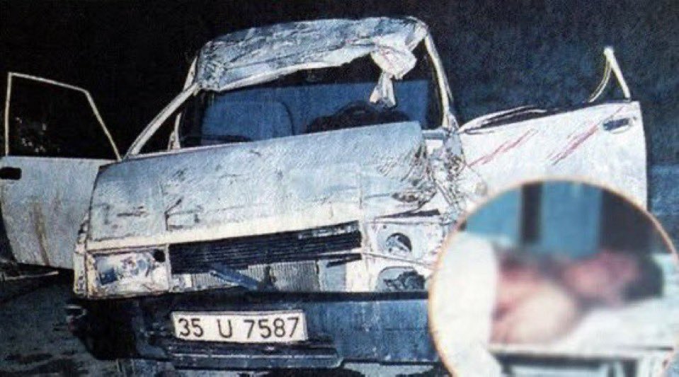 Arkadaki araç, TÜRK FUTBOLUNUN efsanesi Metin Oktay’ın kaza yaparak vefat ettiği araç.

Siz kahpesiniz, şereften yoksun alçaklarsınız.