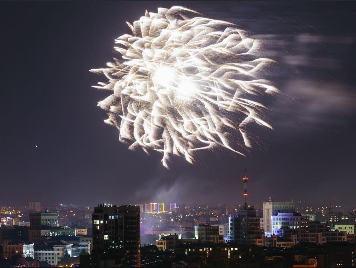 PashaXVI's tweet image. Архів. Салют над Держпромом.