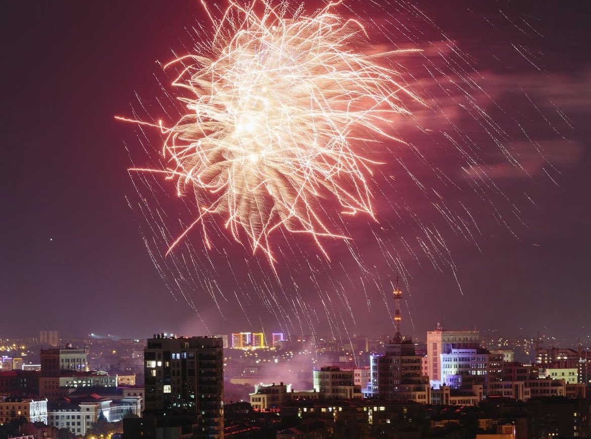 PashaXVI's tweet image. Архів. Салют над Держпромом.