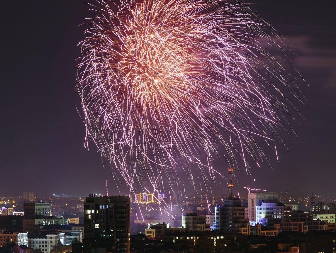 PashaXVI's tweet image. Архів. Салют над Держпромом.