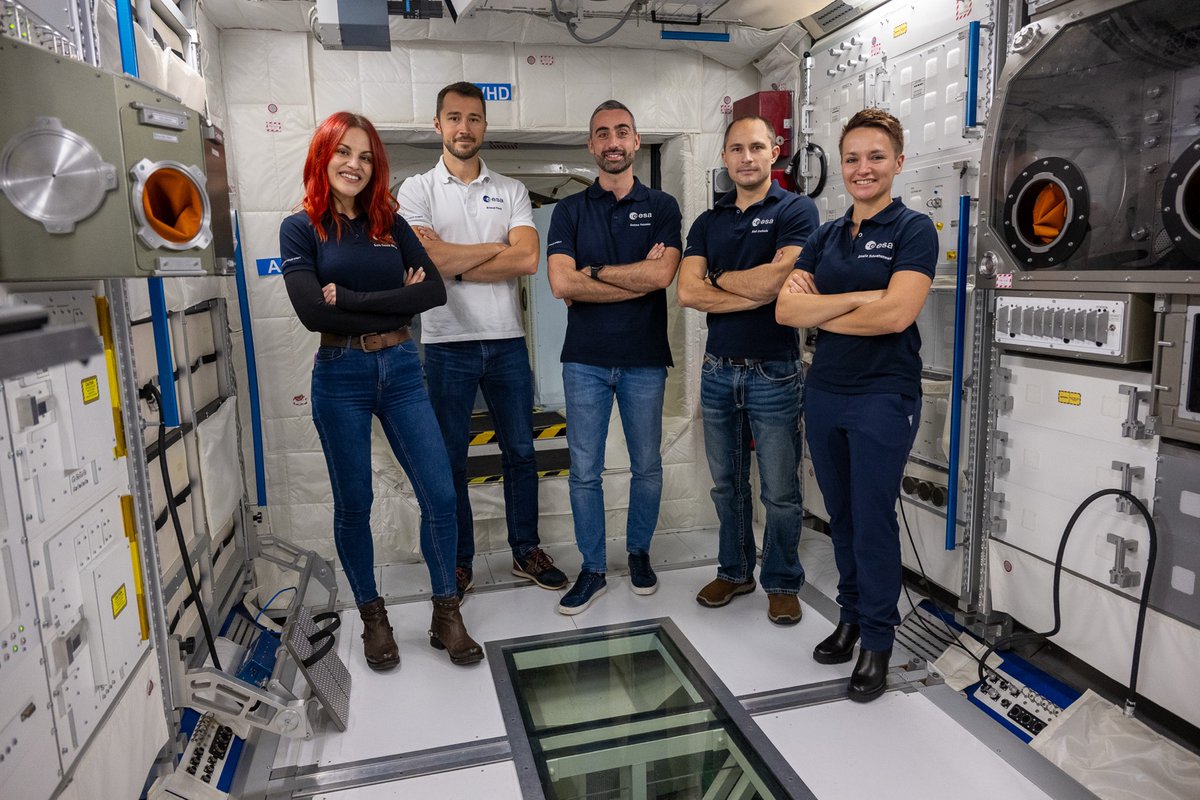 Joris Bossard (@bossard_joris) on Twitter photo Ce lundi 28 octobre 2024 une première partie de la réserve d'astronautes de la promotion 2022 de l'ESA a commencé sa formation au Centre des astronautes européens (EAC) de Cologne en Allemagne.
De gauche à droite :
<a href="/Astro_SaraG/">Sara García Alonso</a> (Espagne)
<a href="/Arno_astro/">Arnaud Prost</a> (France)
#AndreaPatassa Ce lundi 28 octobre 2024 une première partie de la réserve d'astronautes de la promotion 2022 de l'ESA a commencé sa formation au Centre des astronautes européens (EAC) de Cologne en Allemagne.
De gauche à droite :
<a href="/Astro_SaraG/">Sara García Alonso</a> (Espagne)
<a href="/Arno_astro/">Arnaud Prost</a> (France)
#AndreaPatassa