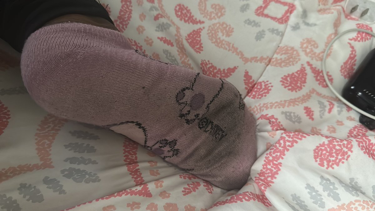 yayasavagee's tweet photo. My socks are dirty https://t.co/7gNT0Jexic