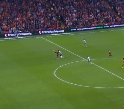 Sacha Boey’in kırmızı yediği pozisyona ve Osimhen’e yapılan müdahalede kırmızı verilmeyen pozisyona bak. Her sene yapınızın içinden geçmek zorunda değiliz ki.