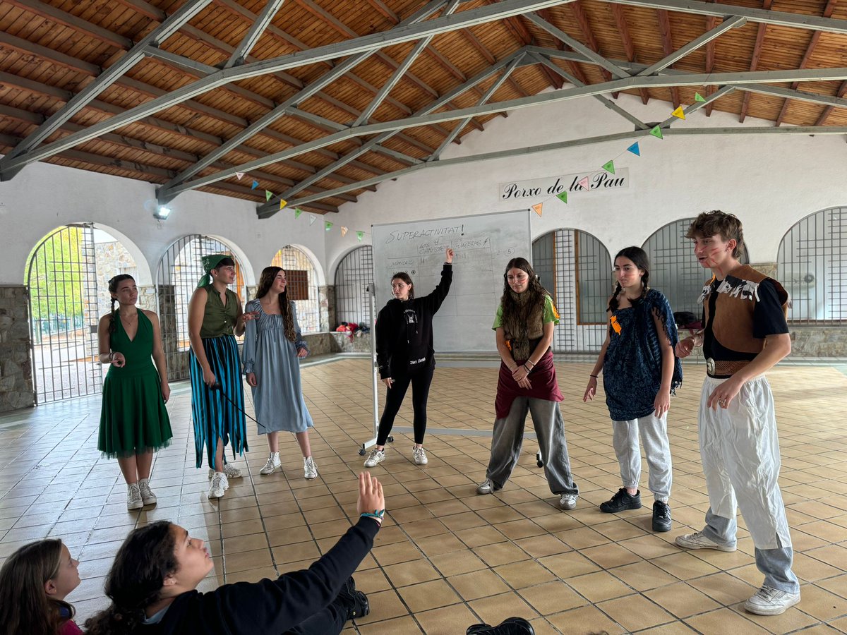 esplaidelroser's tweet photo. Aquest dissabte la pluja no ens va parar i vam continuar per NEVERLAND per ajudar a la Campaneta. 🧚🏻‍♀️
Hem cridat als indis i ens han ensenyat jocs de la seva cultura amb els quals ens ho hem passat molt bé!!
I finalment, vam inaugurar el Cinema Roser amb la pel•lícula de WISH! 🍿 https://t.co/JiL1dYPI7F