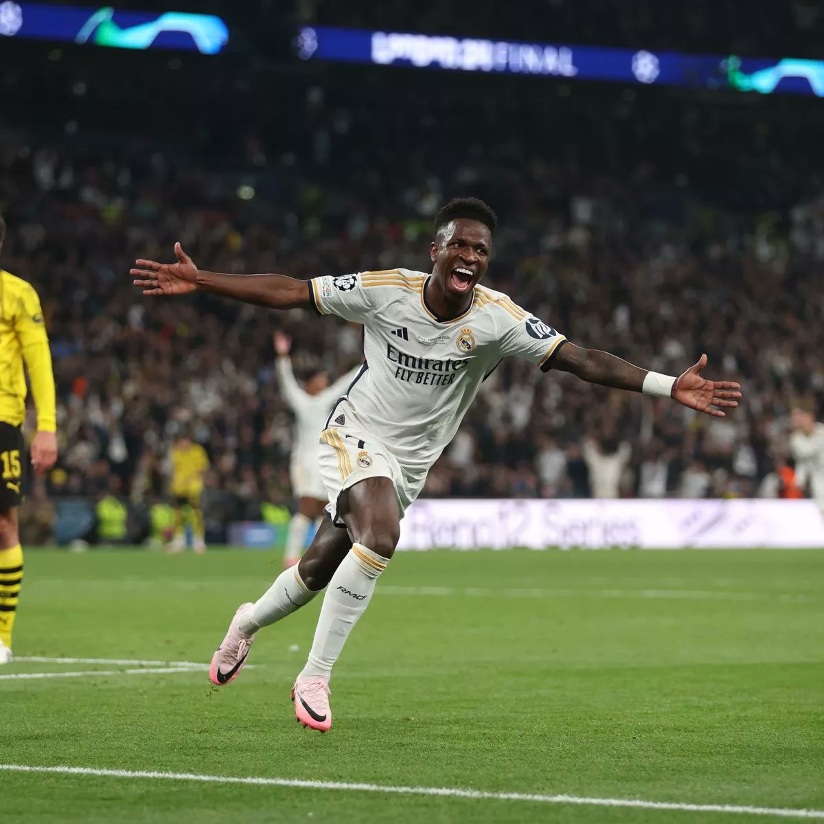 Viní Jr. completed EIGHT (8) dribbles in the UEFA Champions League final.

Scored 1 goal, won 14 duels &amp; completed 100% long balls.

In the biggest stage of all, delivered. 

BEST IN THE WORLD! 👑