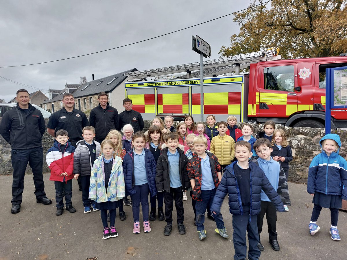 BracoPrimary's tweet photo. We recently had some firefighters come to visit our school. The entire school enjoyed learning about what working as a firefighter is like, and how we can stay safe on Bonfire Night. We also had fun exploring the fire engine and using the hose! #community @fire_scot https://t.co/vlFRIcRPeD