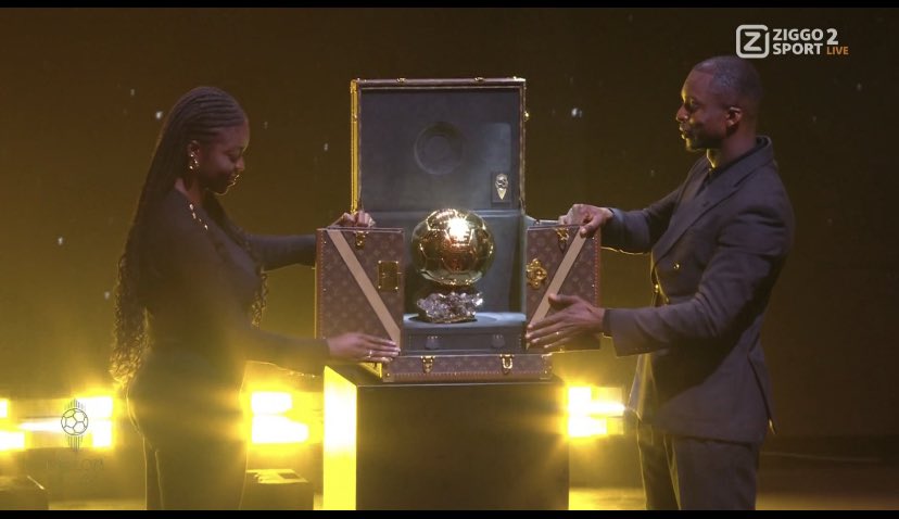 KAI_ALBERT29's tweet photo. 📸 THE BALLON D’OR HAS ARRIVED ON STAGE ✨✨ https://t.co/NzoORMxDNp