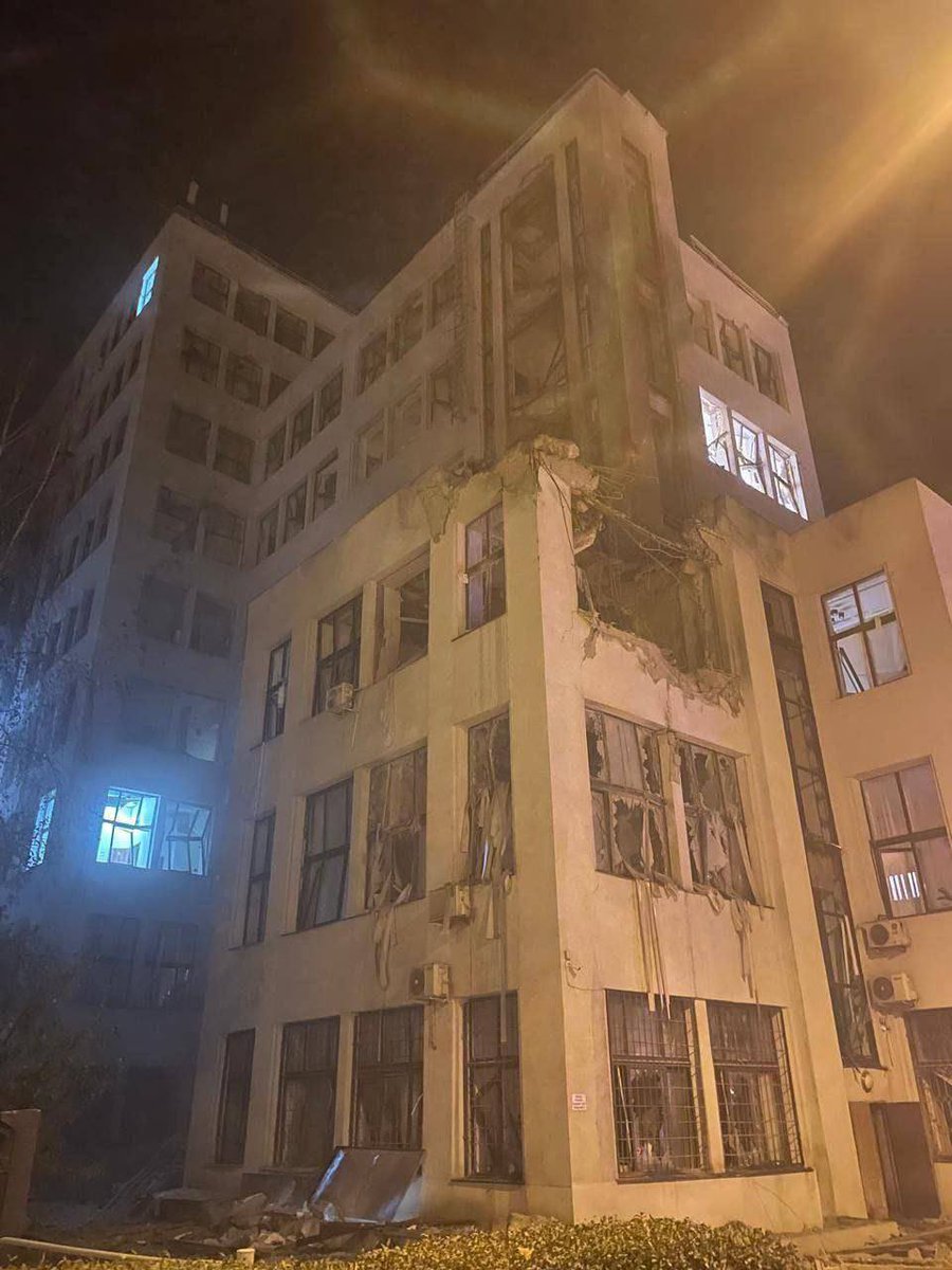 AndriyYermak's tweet photo. Будівля Держпрому в Харкові під охороною ЮНЕСКО і є пам‘яткою архітектури. Росіяни вдарили по ній авіабомбами. https://t.co/GkvSZP11t1