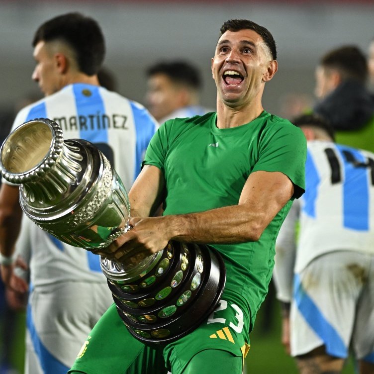 Lavozgalactica's tweet photo. 🇪🇸 Unai Simon ganó la Copa del Rey, Eurocopa, ha ganado el Zamora con el 5° equipo de la liga. 33GE en 36 partidos y 18🥅0️⃣.

🇦🇷 Mientras que "El Dibu" Martínez ha ganado la Copa América. 48GE en 34 partidos y 9🥅0️⃣

No verás a ningún español haciendo campaña con Unai Simón. https://t.co/YjEBJbTjOc