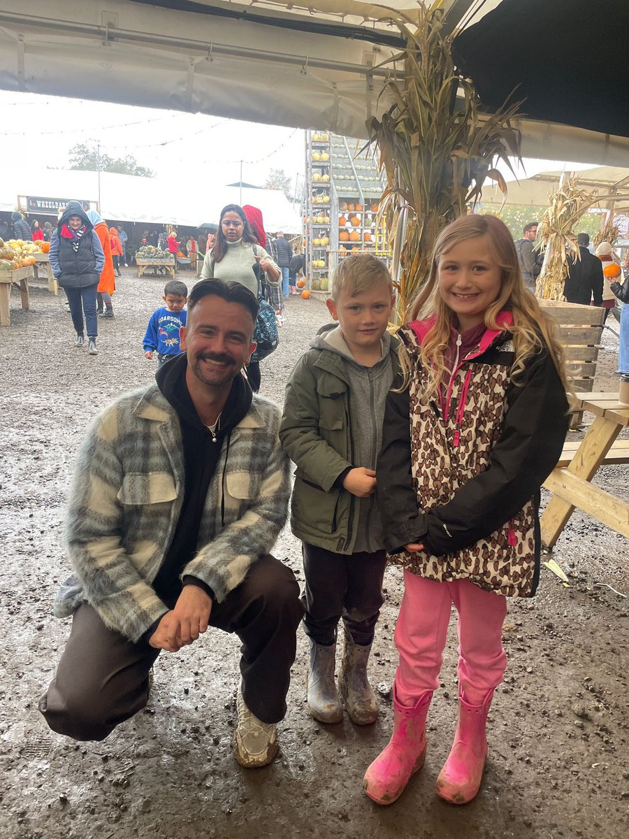cj_pompey's tweet image. Lovely day off spent at Tulleys Pumpkin farm with the family. The kids enjoyed it and so did Maverick! Arlo’s favourite part of the day was meeting his favourite bake off contestant, Christiaan 😄🎃🍰#PYO #halloween2024 #familytime