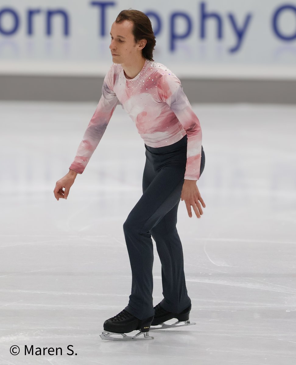 PoetaTruther's tweet photo. Nebelhorn Trophy 2024 - SP Men - warm-up group 3 #FigureSkating #NebelhornTrophy #WesleyChiu #JariKessler #RomanSadovsky https://t.co/mhJiE7zV6j